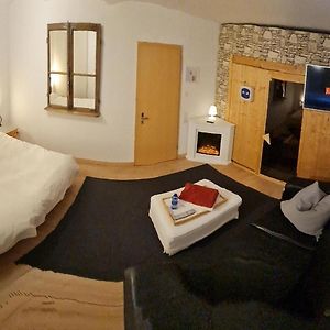 Schoenste Lage Am Rhein In Unmittelbarer Stadtnaehe, B & B